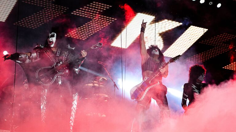 Музыканты группы Kiss выступают на концерте в СК Олимпийский в Москве