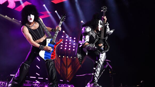 Музыканты группы Kiss Пол Стэнли и Джин Симмонс выступают на концерте в СК Олимпийский в Москве