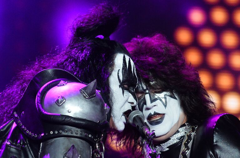 Музыканты группы Kiss Томми Тайер и Джин Симмонс выступают на концерте в СК Олимпийский в Москве