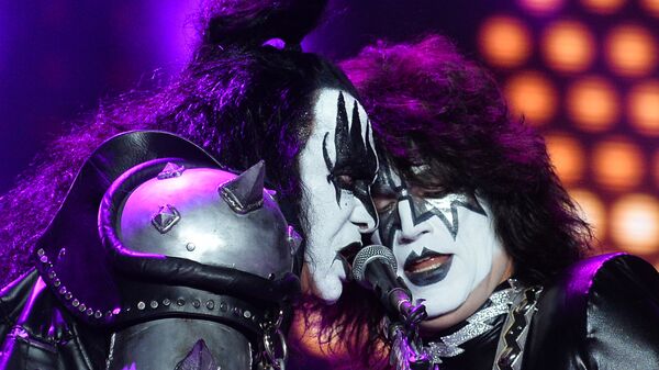 Музыканты группы Kiss Томми Тайер и Джин Симмонс выступают на концерте в СК Олимпийский в Москве
