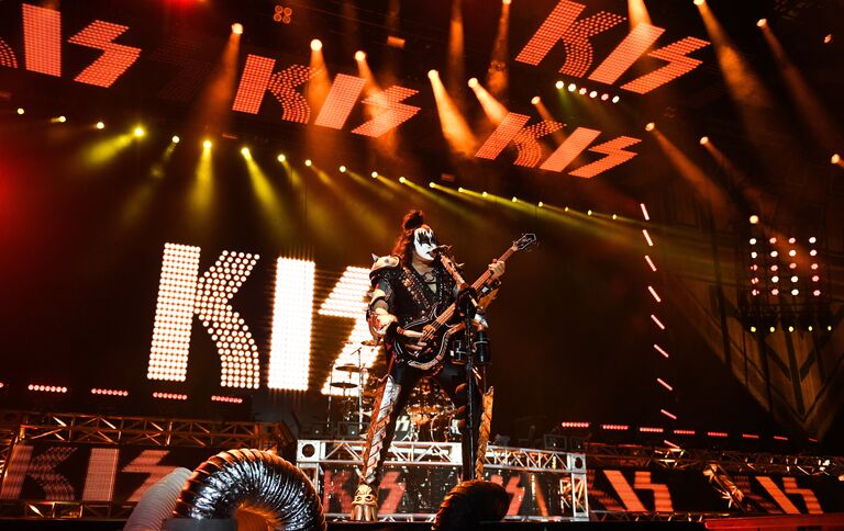 Музыкант группы Kiss Джин Симмонс выступает на концерте в СК Олимпийский в Москве