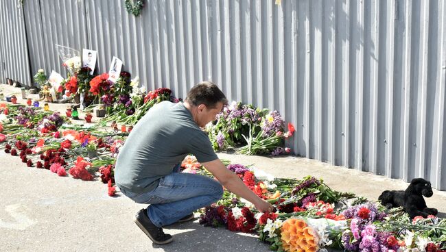 Мужчина возлагает цветы во время акции в память о погибших при пожаре в Доме профсоюзов на площади Куликово поле в Одессе. 2 мая 2017. Архивное фото