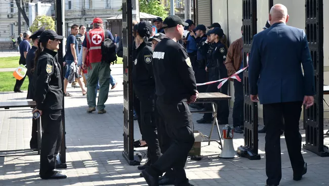 Сотрудники полиции во время акции в память о погибших при пожаре в Доме профсоюзов на площади Куликово поле в Одессе. 2 мая 2017