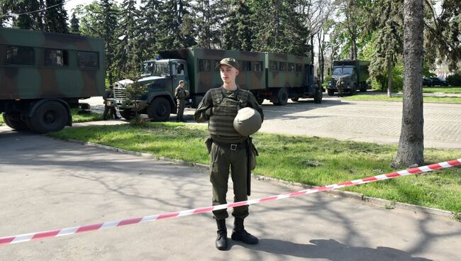 Сотрудник правоохранительных органов во время акции в память о погибших при пожаре в Доме профсоюзов на площади Куликово поле в Одессе. 2 мая 2017