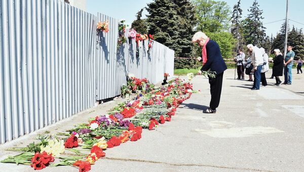 Участники во время акции в память о погибших при пожаре в Доме профсоюзов на площади Куликово поле в Одессе. 2 мая 2017