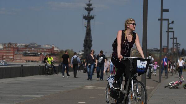 Девушка на велосипеде на набережной Парка искусств Музеон в МОскве. Архивное фото