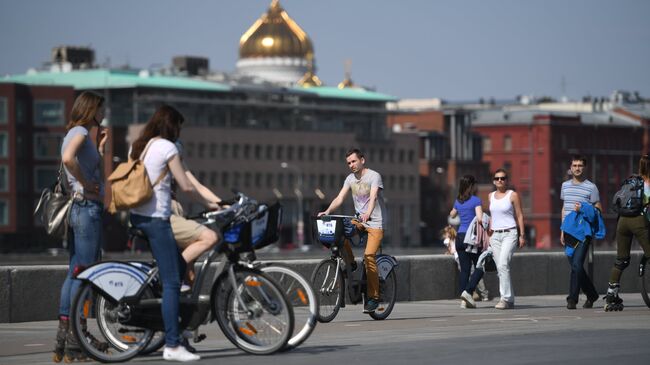 Москвичи на велосипедах. Архивное фото