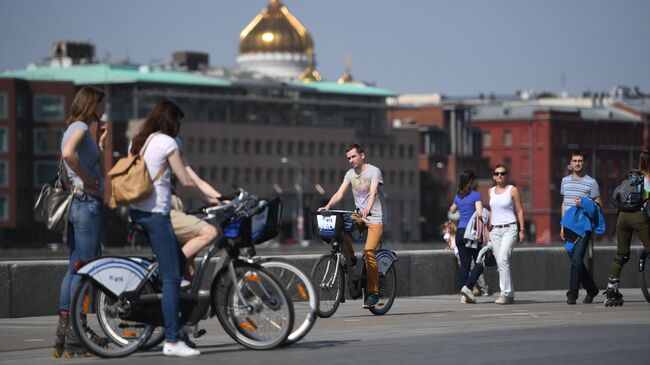 Москвичи на велосипедах. Архивное фото