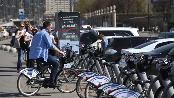 Москвичи возле велопарковки городского общественного проката велосипедов. Архивное фото