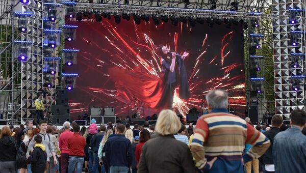 Местные жители во время открытия фан-зоны к Евровидению-2017 на Софийской площади в Киеве
