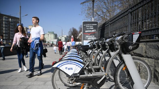 Москвичи возле пунктов проката велосипедов. Архивное фото