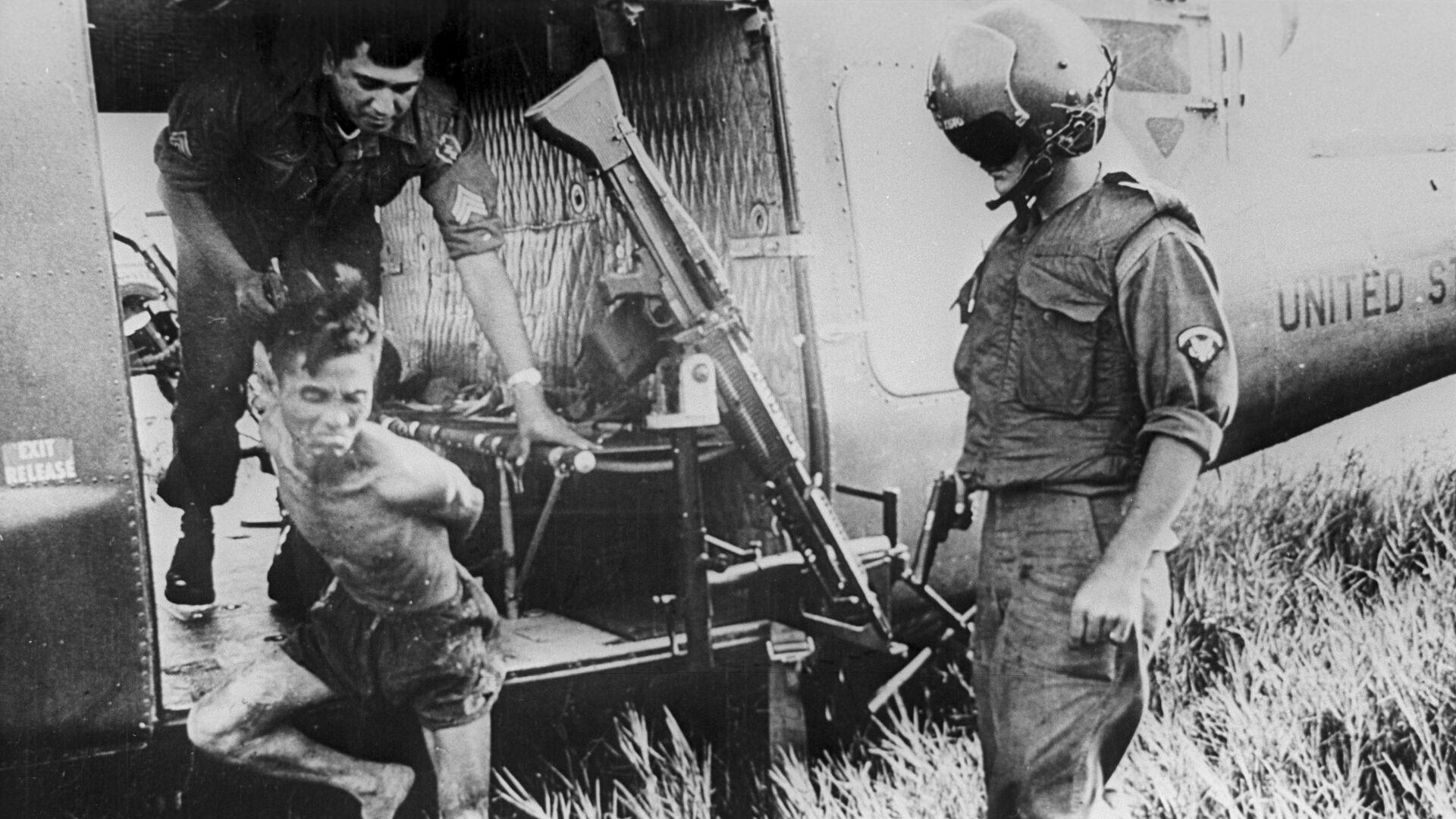 Американские бойцы во Вьетнаме с пленным. Архивное фото - РИА Новости, 1920, 29.03.2023
