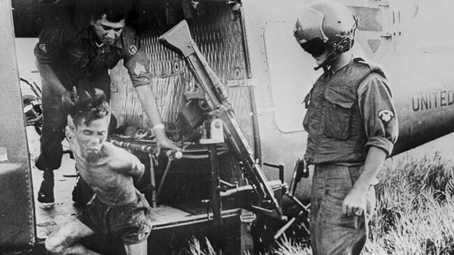 Американские бойцы во Вьетнаме с пленным. Архивное фото