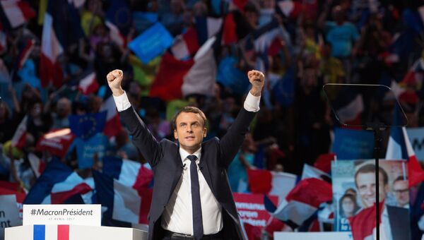 андидат в президенты Франции, лидер движения Вперёд! Эммануэль Макрон во время предвыборной встречи с избирателями в Париже