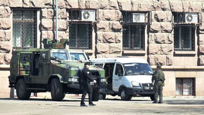 Сотрудники правооохранительных органов во время акции в память о погибших при пожаре в Доме профсоюзов на площади Куликово поле в Одессе. 2 мая 2017