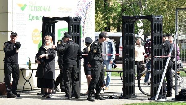 Сотрудники правооохранительных органов во время акции в память о погибших при пожаре в Доме профсоюзов на площади Куликово поле в Одессе. 2 мая 2017