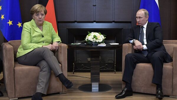 Президент РФ Владимир Путин и федеральный канцлер ФРГ Ангела Меркель во время встречи. 2 мая 2017