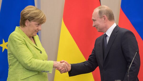 Президент РФ Владимир Путин и федеральный канцлер ФРГ Ангела Меркель во время совместной пресс-конференции по итогам встречи. 2 мая 2017