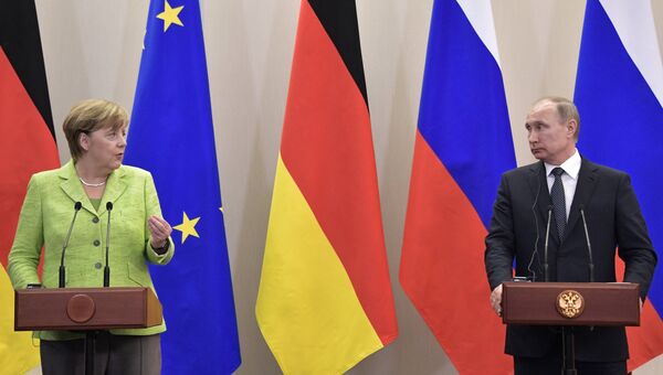 Президент РФ Владимир Путин и федеральный канцлер ФРГ Ангела Меркель во время совместной пресс-конференции в Сочи. 2 мая 2017
