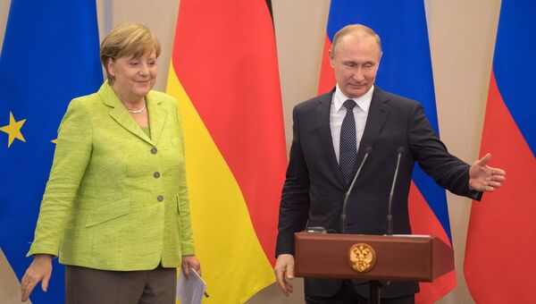 Президент РФ Владимир Путин и федеральный канцлер ФРГ Ангела Меркель во время совместной пресс-конференции в Сочи. 2 мая 2017