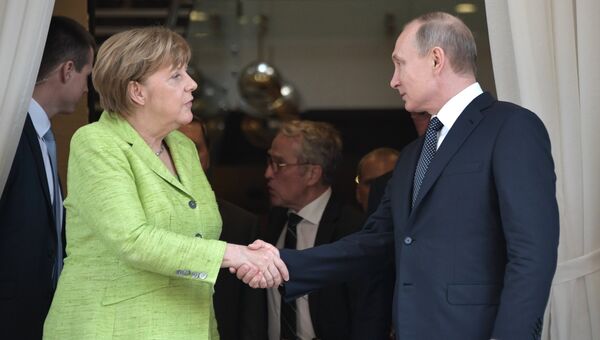 Президент РФ Владимир Путин и федеральный канцлер ФРГ Ангела Меркель в Сочи. 2 мая 2017