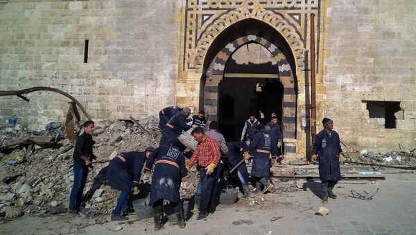 Горожане во время уборки на улице в районе Аль Назирия в сирийском Алеппо. Архивное фото