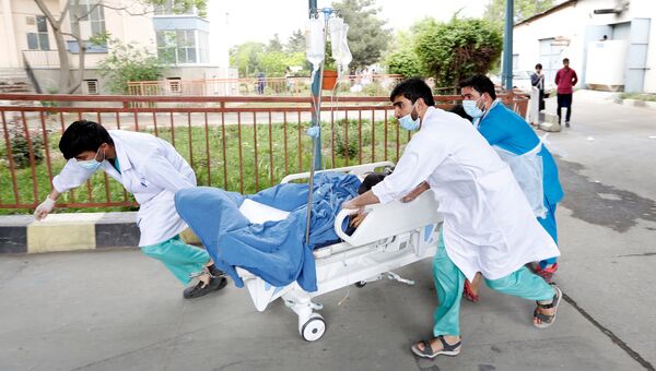 Транспортировка раненого в результате теракта в больницу в Кабуле, Афганистан. 3 мая 2017
