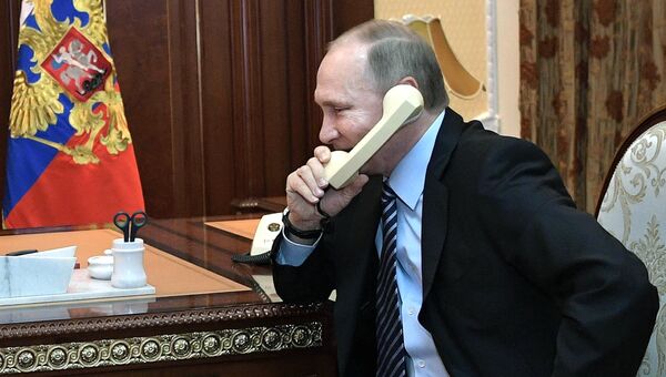 Президент РФ Владимир Путин во время телефонного разговора, архивное фото