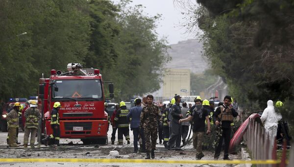 На месте взрыва в районе американского посольства в Кабуле, Афганистан. 3 мая 2017