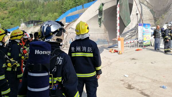 Спасатели на месте взрыва в строящемся железнодорожном тоннеле в ровинции Гуйчжоу, КНР. 3 мая 2017