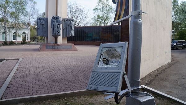 Разбитый прожектор на мемориале воинам, погибшим в ВОВ, в Уссурийске. 3 мая 2017