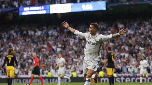 Криштиану Роналду празднует победу Реала над Атлетико в мадридском дерби в рамках первого полуфинального матча Лиги чемпионов в Мадриде. Испания, 2 мая 2017