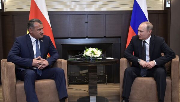 Президент РФ Владимир Путин и президент Республики Южная Осетия Анатолий Бибилов во время встречи в Сочи. Архивное фото