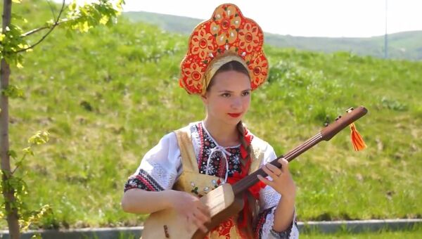 Азы мастерства от Девушки-оркестра из Бишкека: народные мелодии на древней лютне