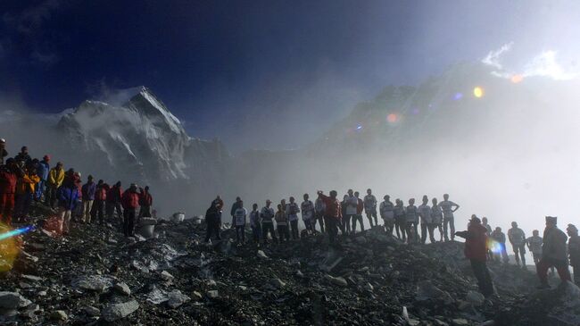 Участники марафона на Эвересте