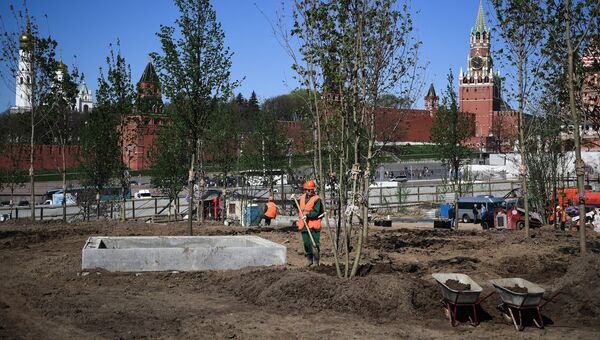 Рабочие во время строительства ландшафтного парка Зарядье в Москве