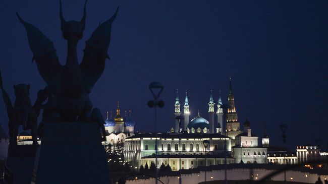 Драконы у Центра семьи Казан и Казанский кремль. Архивное фото