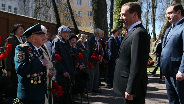 Председатель правительства РФ Дмитрий Медведев во время встречи в Смоленске с ветеранами Великой Отечественной войны, 3 мая 2017