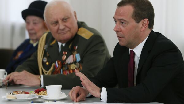 Председатель правительства РФ Дмитрий Медведев во время встречи в Смоленске с ветеранами Великой Отечественной войны. 3 мая 2017
