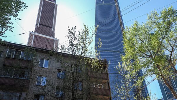 Пятиэтажные дома рядом с международным деловым центром Москва-Сити. Архивное фото