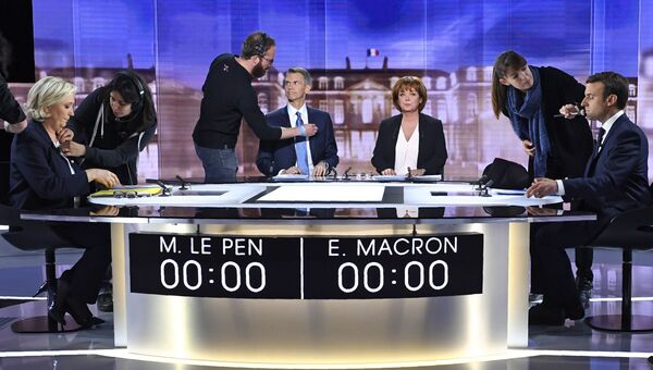 Кандидаты в президенты Франции Эммануэль Макрон и Марин Ле Пен на теледебатах. 3 мая 2017