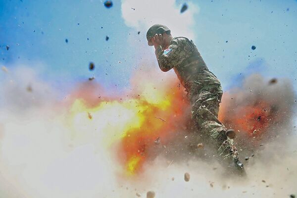 Снимок взрыва, сделанный военным фотографом Хильдой Клейтон за мгновение до смерти