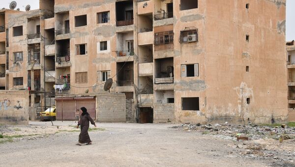 Женщина на улице в сирийском городе Дейр-эз-Зор. Архивное фото