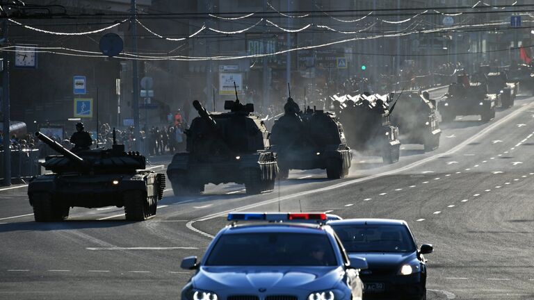 Танк Т-72Б3, самоходные гаубицы Коалиция-СВ и Мста-С, зенитные ракетные комплексы БУК-М2 и Тор-М2У во время репетиции парада Победы в Москве