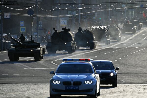 Танк Т-72Б3, самоходные гаубицы Коалиция-СВ и Мста-С, зенитные ракетные комплексы БУК-М2 и Тор-М2У во время репетиции парада Победы в Москве