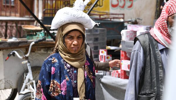Женщина на улице сирийского города Дейр-эз-Зор