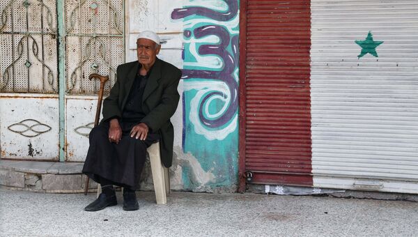 Мужчина на улице сирийского города Дейр-эз-Зор
