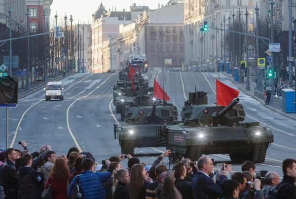 Танки Т-14 Армата во время прохода военной техники по Тверской улице перед репетицией парада Победы на Красной площади