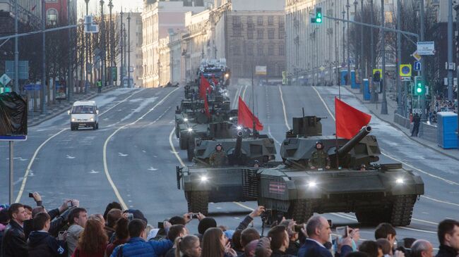 Танки Т-14 Армата во время прохода военной техники по Тверской улице перед репетицией парада Победы на Красной площади