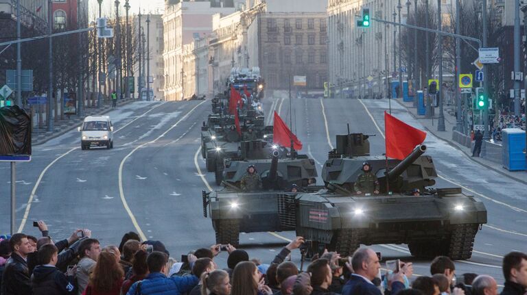 Танки Т-14 Армата во время прохода военной техники по Тверской улице перед репетицией парада Победы на Красной площади